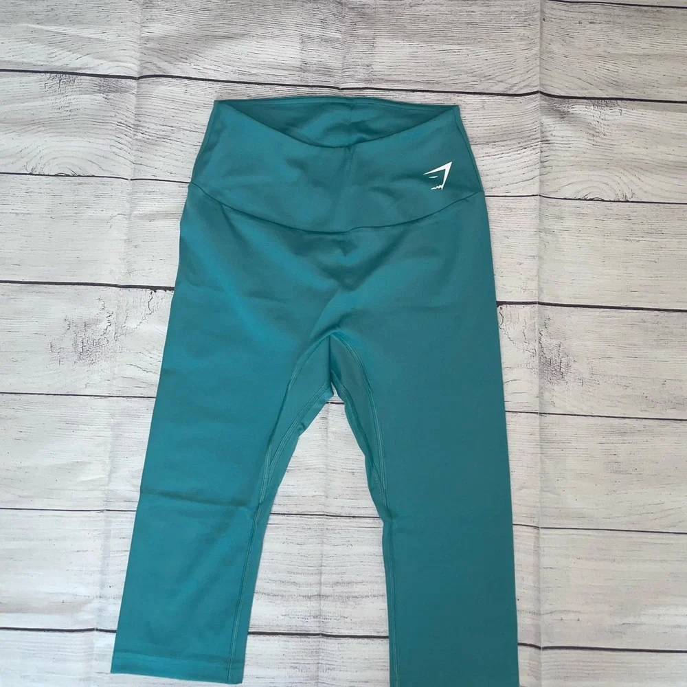 NWOT Women's Gymshark Cropped Leggings